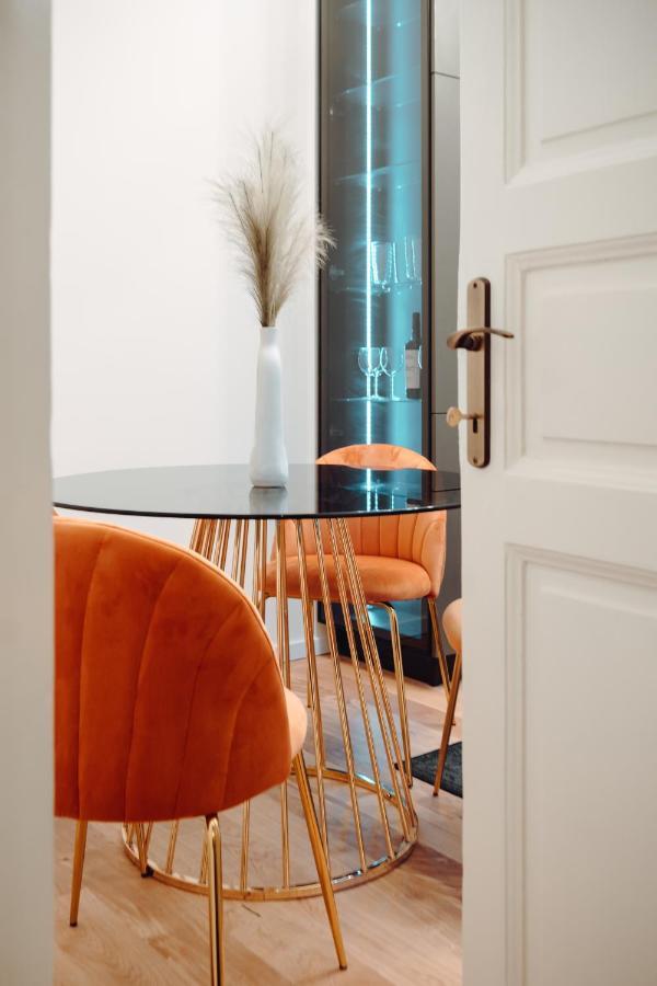 Fabulous And Fancy City Center Designer Apartment Клуж-Напока Экстерьер фото