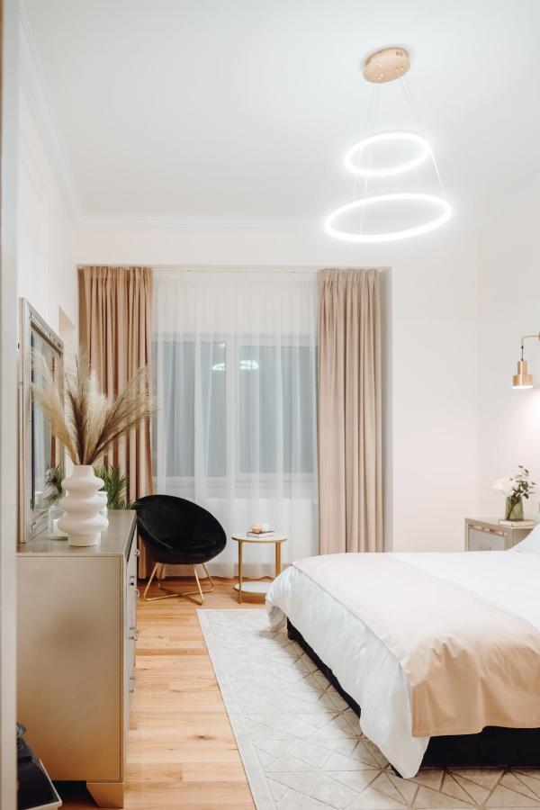 Fabulous And Fancy City Center Designer Apartment Клуж-Напока Экстерьер фото