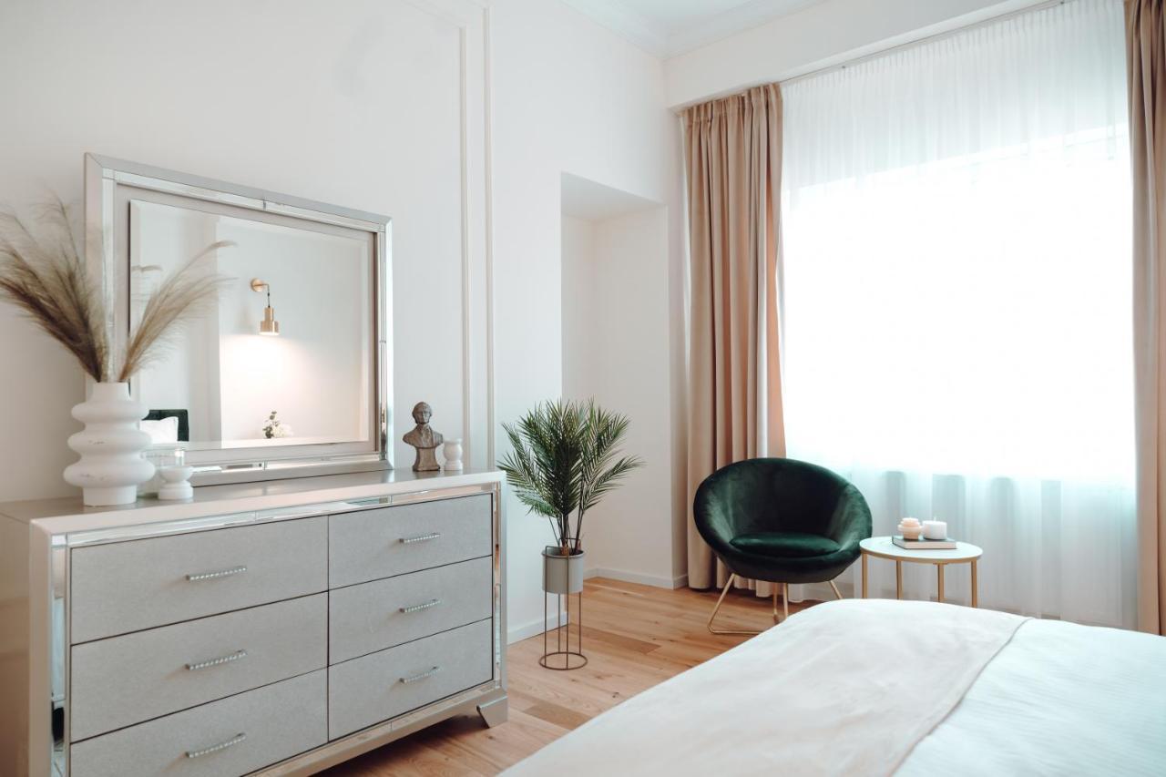 Fabulous And Fancy City Center Designer Apartment Клуж-Напока Экстерьер фото