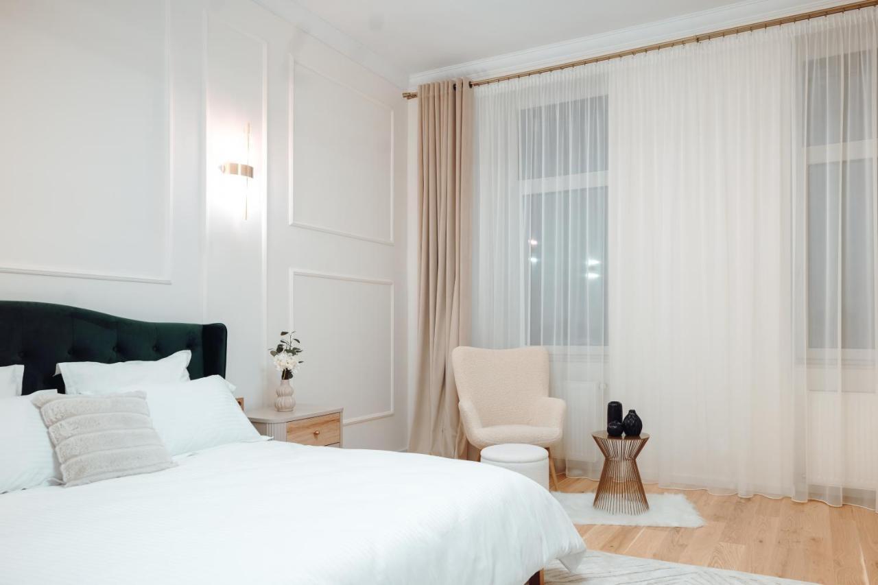 Fabulous And Fancy City Center Designer Apartment Клуж-Напока Экстерьер фото